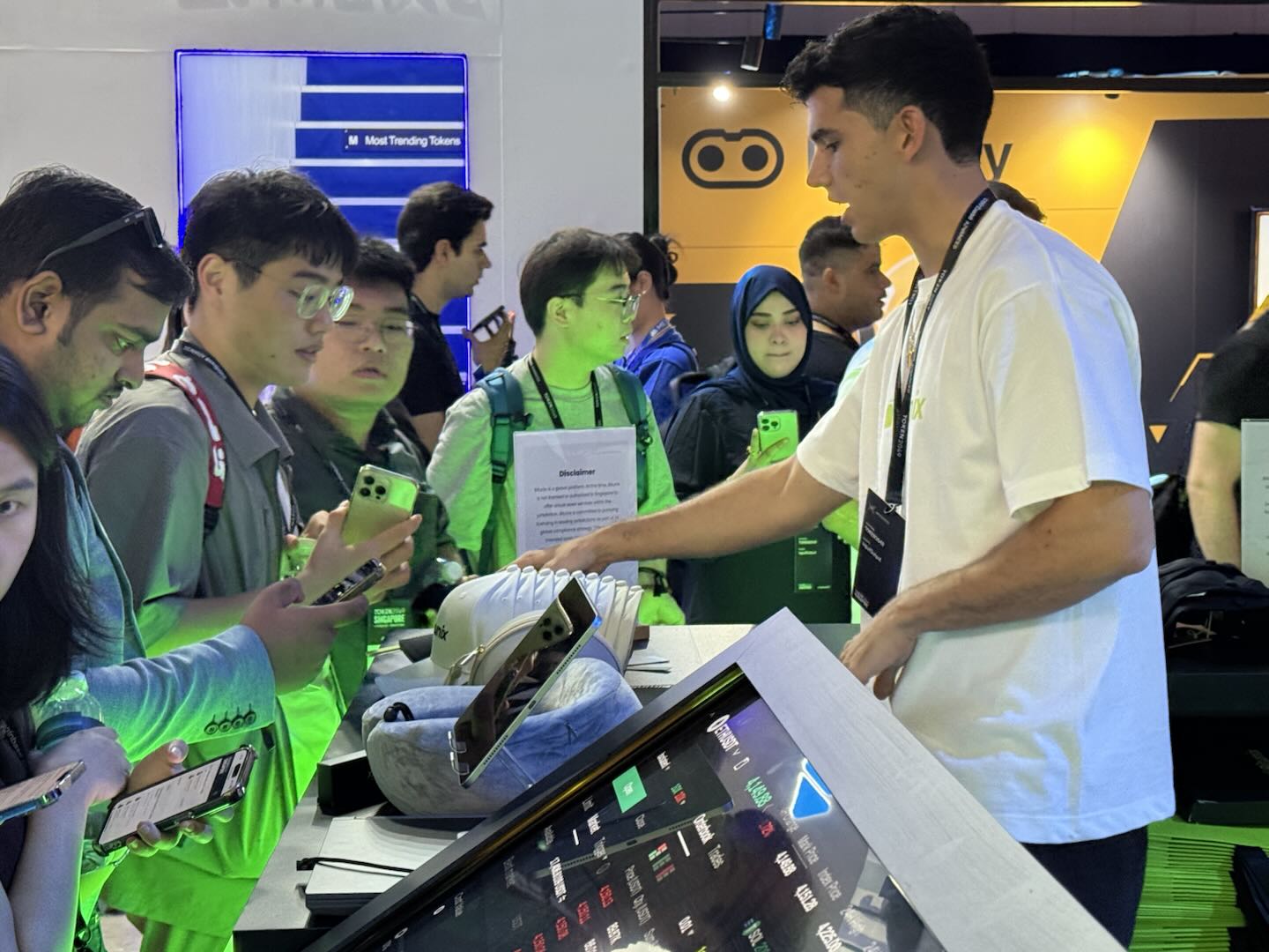 غرفه‌های بیت یونیکس در نمایشگاه TOKEN2049 سنگاپور در ۲ اکتبر ۲۰۲۵