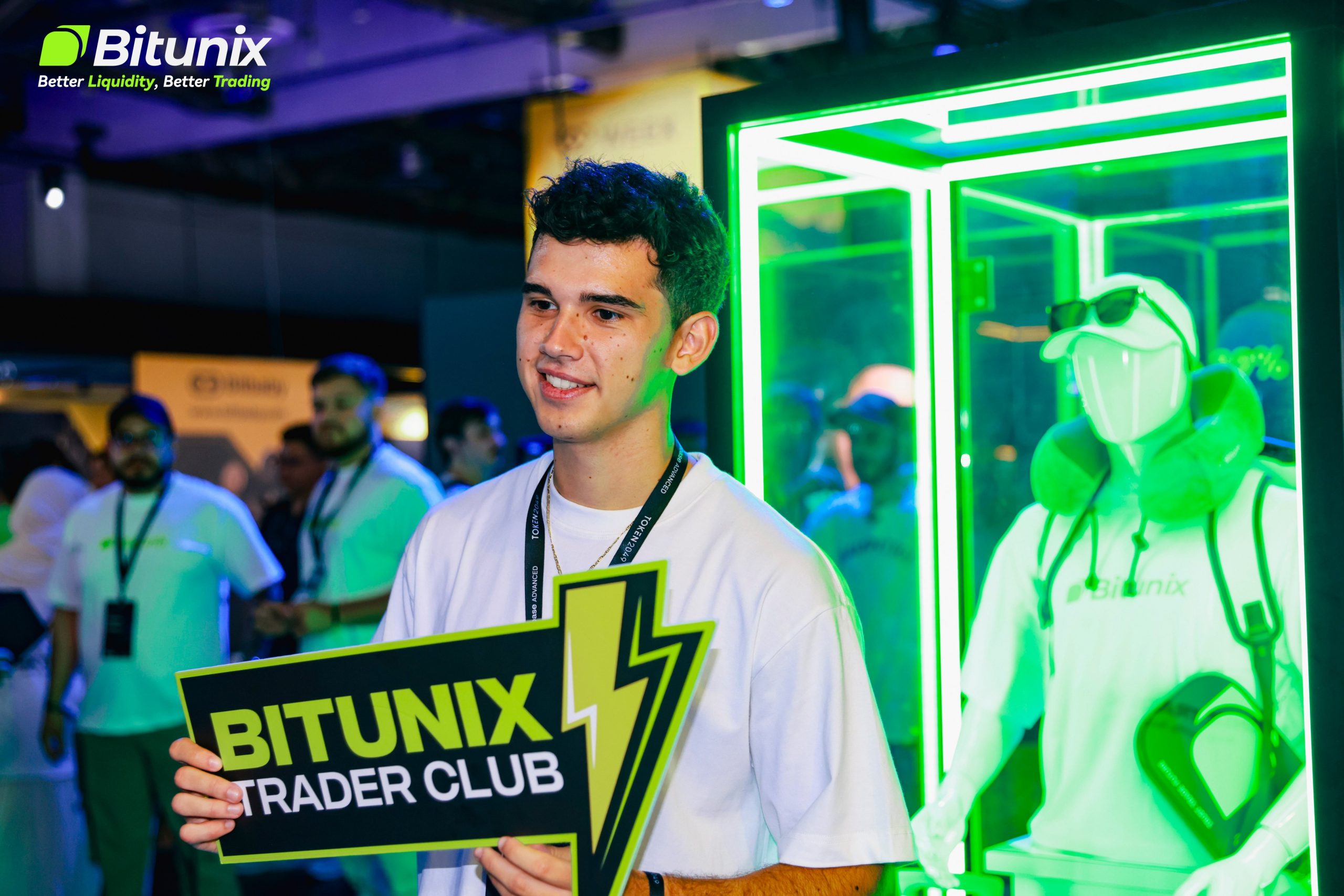 حضور اعضای کلوب معامله‌گران بیت یونیکس در TOKEN2049 به تاریخ ۲ اکتبر ۲۰۲۵